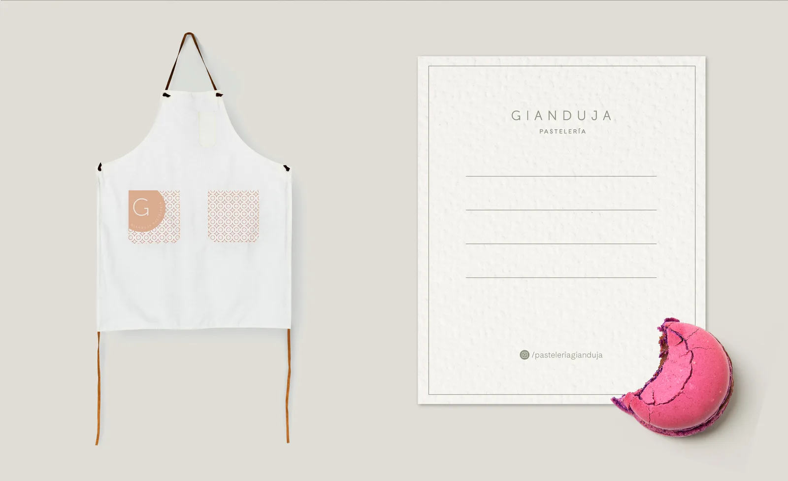 Delantal con bolsillos estampados, tarjeta de la pastelería y macaron rosa