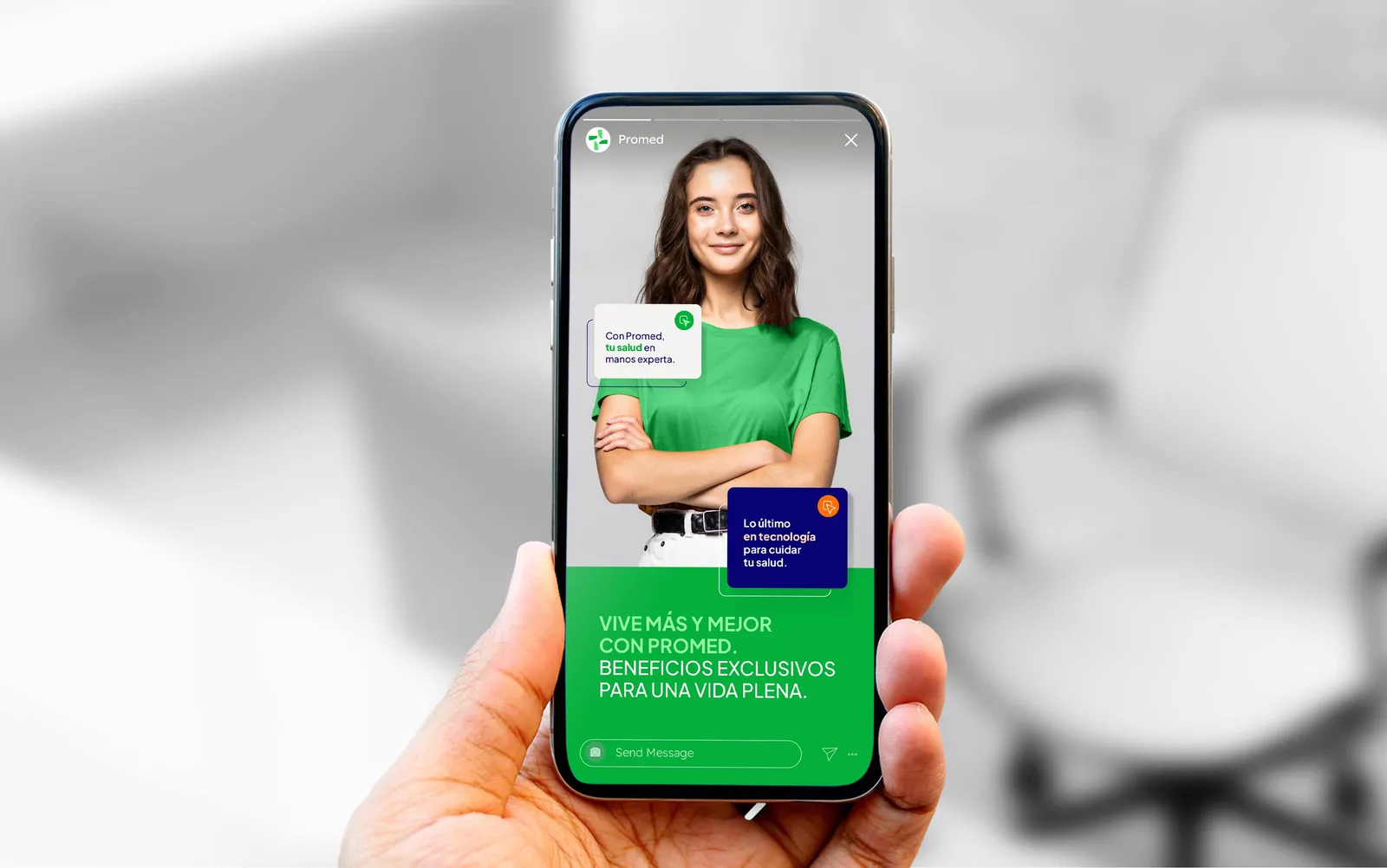 Historia de Instagram de Promed en un celular en mano