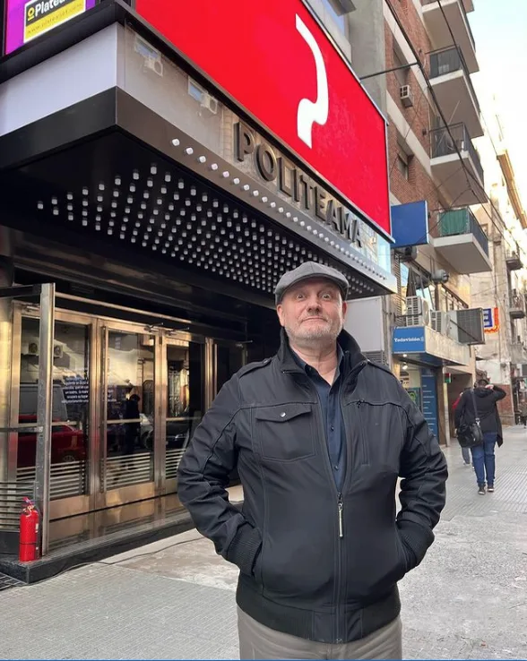 Fachada del Teatro Politeama en la Avenida Corrientes con la cartelería instalada