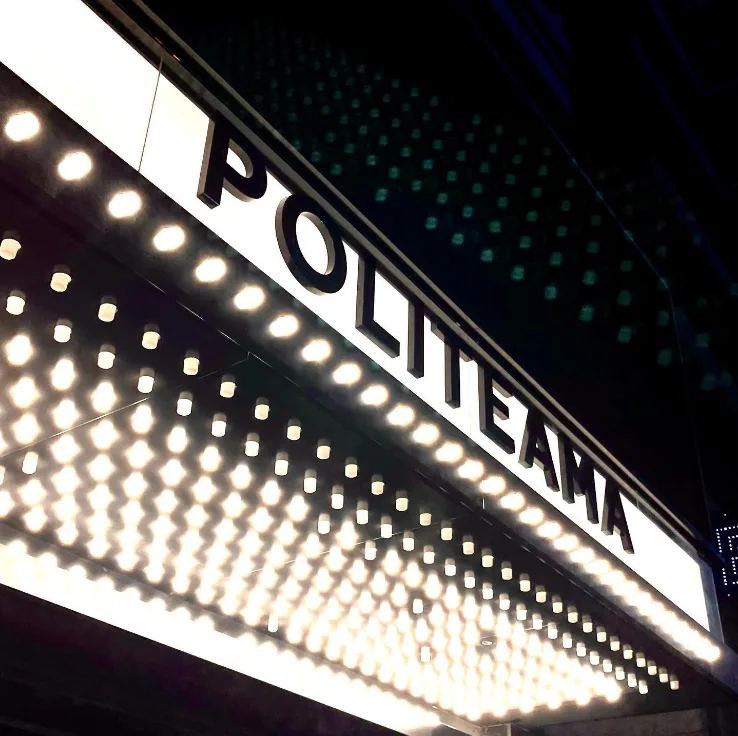Detalle de la marquesina de luces con el nombre Politeama